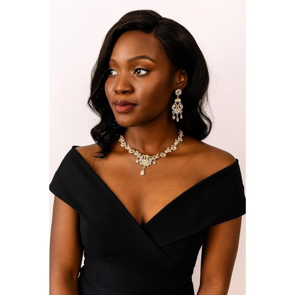 Indian Bollywood Rhinestone Necklace Set in Gold & White, Elegant Design - Picture 3 of 9